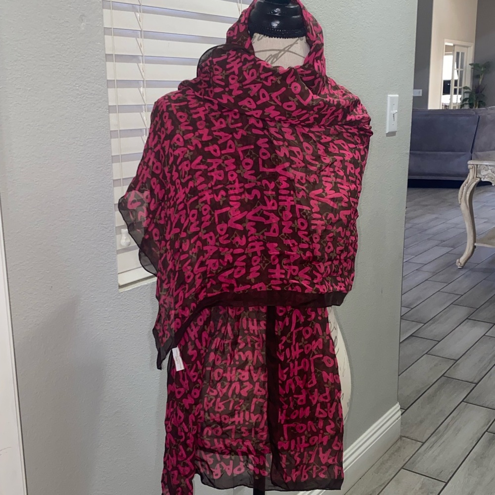 Louis Vuitton Stylish Pink and Brown Scarf - Picture 3 of 5